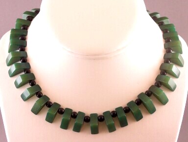 BN33 Green triangle bead plastic necklace